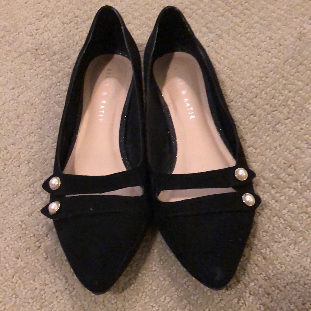 Women’s pointed toe black flats